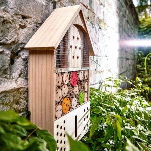 Blumfeldt Hmyzí hotel s farebnými škvrnami, celoročne obývateľný, borovicové drevo